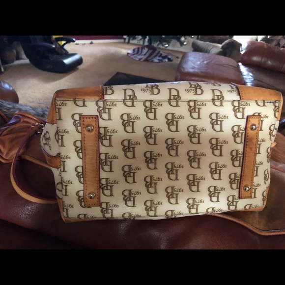 Dooney & Bourke Cream and Brown Shoulder Bag - Picture 4 of 5